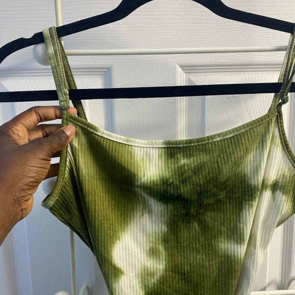 SHEIN tie-dye green dress with adjustable straps and side slit - Picture 7 of 11